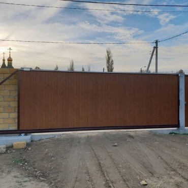 Ворота откатные на рельсе отделка под дерево 3400x2400