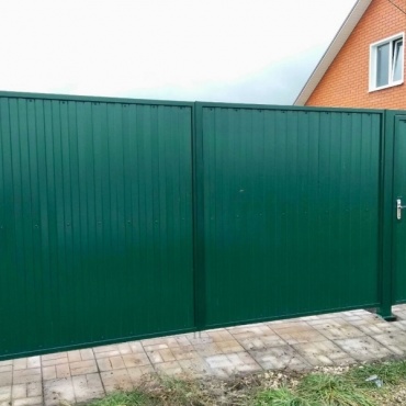 Ворота откатные с профнастилом зеленые 3000x2250