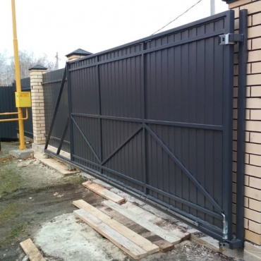 Металлические откатные ворота в частный дом 3200x2400