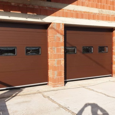 Секционные ворота подъемные с окном 2375x2625
