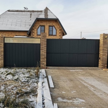 Для частного дома откатные ворота темного цвета 2250x1500