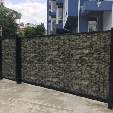 Ворота откатные для дома отделка под натуральный камень 3000x2100